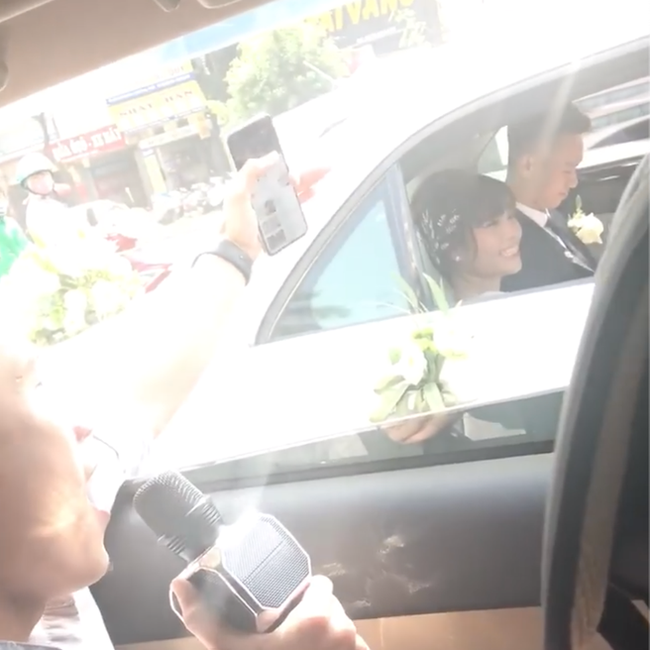 Thanh niên chạy theo xe hoa ca bài Vợ người ta khiến cô dâu, chú rể bối rối ra mặt-1