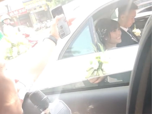 Chú rể lái xe hoa đúng nghĩa đen đến đón dâu, dân 2 bên đường không ngừng bàn tán-3