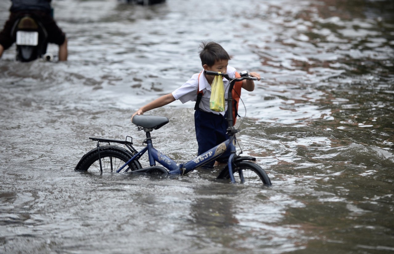 Đi lưu diễn xa, Hà Hồ bày tỏ lo lắng cho mọi người ở nhà khi hay tin bão số 9 gây thiệt hại lớn-8