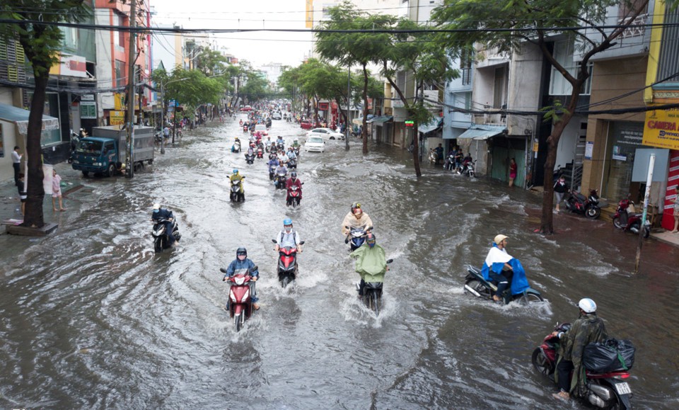 Đi lưu diễn xa, Hà Hồ bày tỏ lo lắng cho mọi người ở nhà khi hay tin bão số 9 gây thiệt hại lớn-6