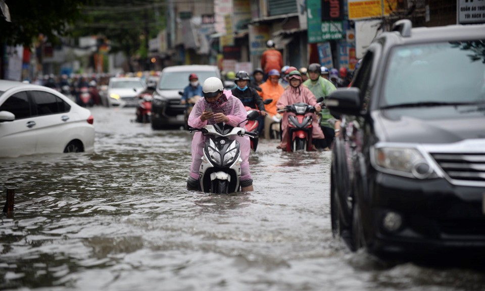 Đi lưu diễn xa, Hà Hồ bày tỏ lo lắng cho mọi người ở nhà khi hay tin bão số 9 gây thiệt hại lớn-7