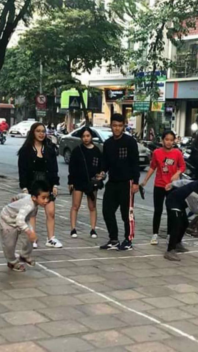 Cô gái xinh như hoa nắm tay Hà Đức Chinh trên phố là ai?-1