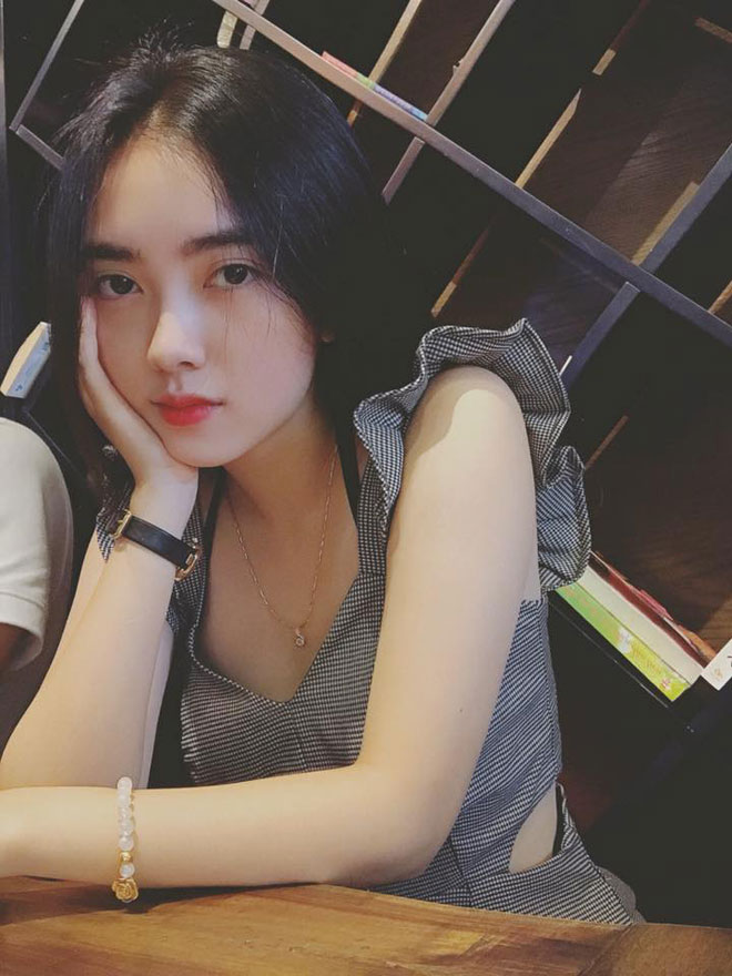 Cô gái xinh như hoa nắm tay Hà Đức Chinh trên phố là ai?-5