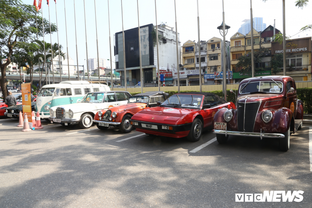 Cận cảnh dàn xe cổ siêu sang từ Hong Kong, Trung Quốc đến Hà Nội-1