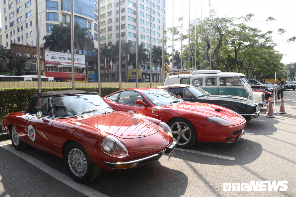 Cận cảnh dàn xe cổ siêu sang từ Hong Kong, Trung Quốc đến Hà Nội-2