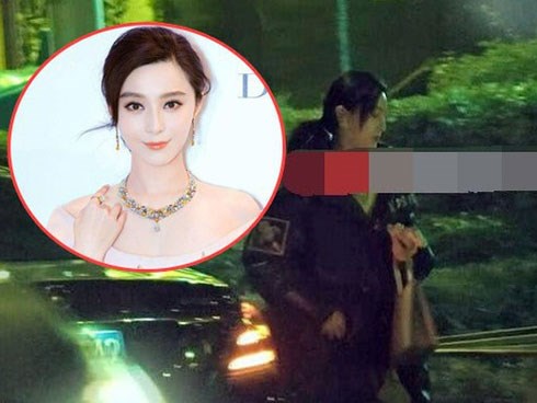 Phạm Băng Băng diện đồ xuề xòa, tâm trạng buồn bã khi đi ăn đêm cùng trợ lý