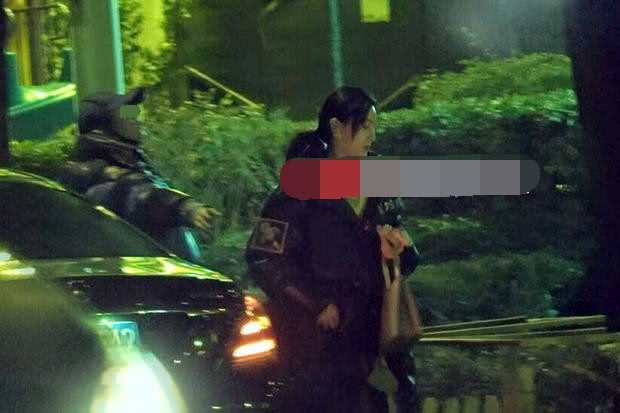 Phạm Băng Băng diện đồ xuề xòa, tâm trạng buồn bã khi đi ăn đêm cùng trợ lý-4