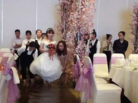 Đám cưới ngày bão: Hội trường thành bể bơi, cô dâu xách váy đến đầu gối còn quan khách vừa ăn cỗ vừa ngâm chân