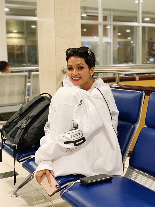 Hoài Linh phải đáp xuống Thái Lan, H’Hen Niê chờ ở sân bay do bão-2