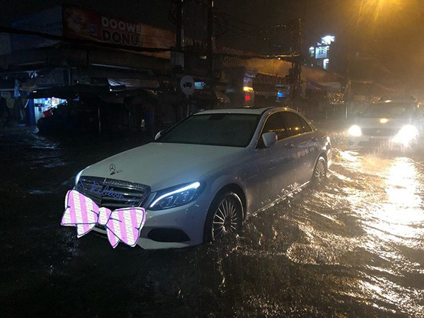 Hoài Linh phải đáp xuống Thái Lan, H’Hen Niê chờ ở sân bay do bão-4