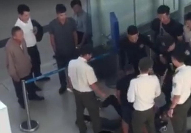 Vụ con cựu chủ tịch huyện đánh nhân viên Vietjet: Còn có kẻ côn đồ thứ 4 trong nhóm gây rối?-3