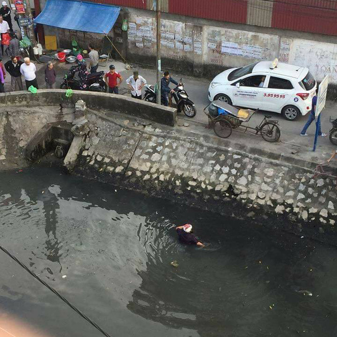 Hải Phòng: Đánh phụ nữ giữa đường, thanh niên bị người dân cho tắm bùn dưới kênh-2