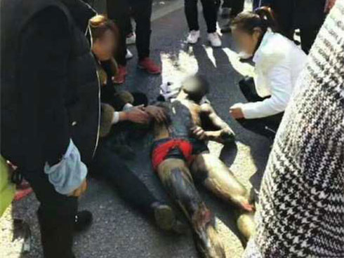 Cô dâu buồn thiu, chú rể thất thần sau khi bị hội bạn thân úp nguyên cái bánh gato cưới vào người-6