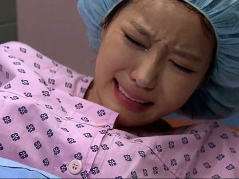 Đau chết đi sống lại trong phòng sinh không ngờ còn bị lĩnh cú tát trời giáng từ chồng, tôi quyết định ly hôn ngay khi con ra đời