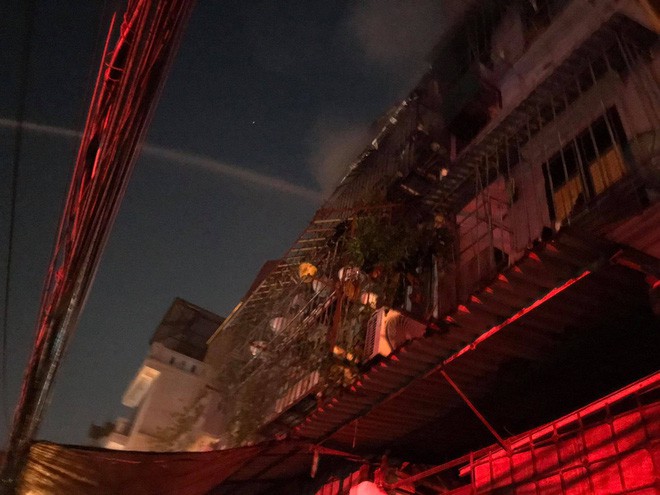 Hà Nội: Đám cháy bùng phát từ tầng 3 của một ngôi nhà tại Triều Khúc, 20 chiến sĩ PCCC được điều động dập lửa-3