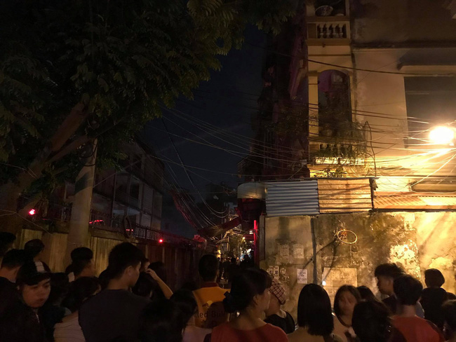 Hà Nội: Đám cháy bùng phát từ tầng 3 của một ngôi nhà tại Triều Khúc, 20 chiến sĩ PCCC được điều động dập lửa-4