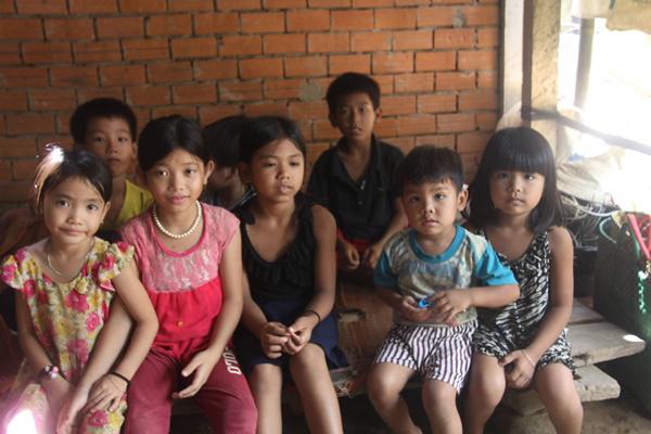 11 đứa trẻ sống bằng nghề lượm ve chai: Bữa ăn chỉ có cơm trắng với xì dầu-1