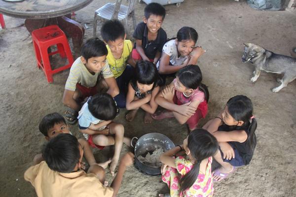 11 đứa trẻ sống bằng nghề lượm ve chai: Bữa ăn chỉ có cơm trắng với xì dầu-2