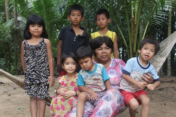 11 đứa trẻ sống bằng nghề lượm ve chai: Bữa ăn chỉ có cơm trắng với xì dầu-3