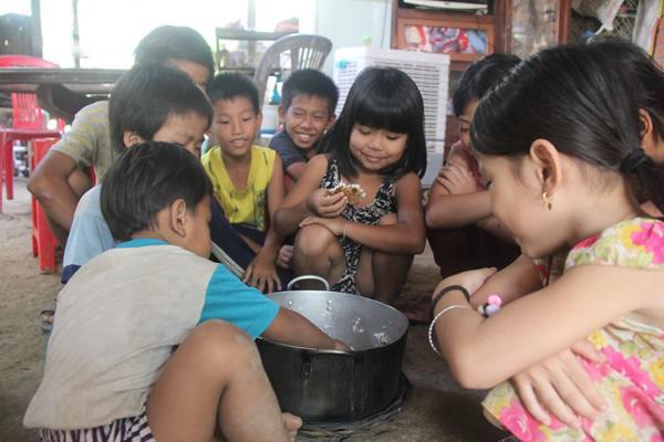 11 đứa trẻ sống bằng nghề lượm ve chai: Bữa ăn chỉ có cơm trắng với xì dầu-4