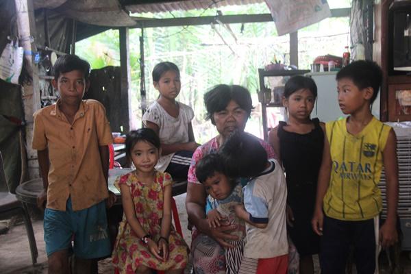 11 đứa trẻ sống bằng nghề lượm ve chai: Bữa ăn chỉ có cơm trắng với xì dầu-5