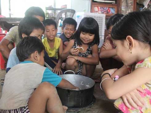 Xúc động hình ảnh bé gái ăn xin nằm ngủ trên vỉa hè giữa đêm lạnh-3