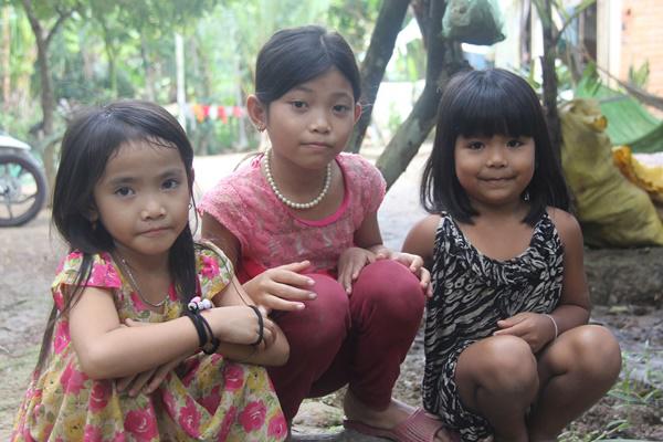 11 đứa trẻ sống bằng nghề lượm ve chai: Bữa ăn chỉ có cơm trắng với xì dầu-7