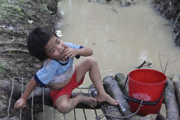 11 đứa trẻ sống bằng nghề lượm ve chai: Bữa ăn chỉ có cơm trắng với xì dầu-8