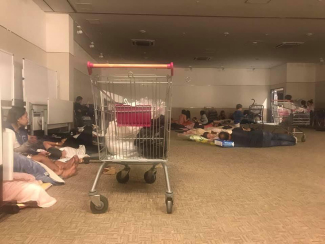 Bão số 9 đã qua, câu chuyện về TTTM mở cửa cho người trú mưa ngủ qua đêm vẫn còn gây xúc động-3