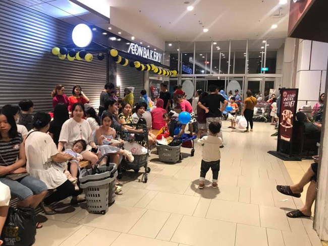 Bão số 9 đã qua, câu chuyện về TTTM mở cửa cho người trú mưa ngủ qua đêm vẫn còn gây xúc động-5