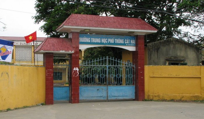 Nam sinh lớp 11 bị bạn đâm vào bụng ngay tại trường-1