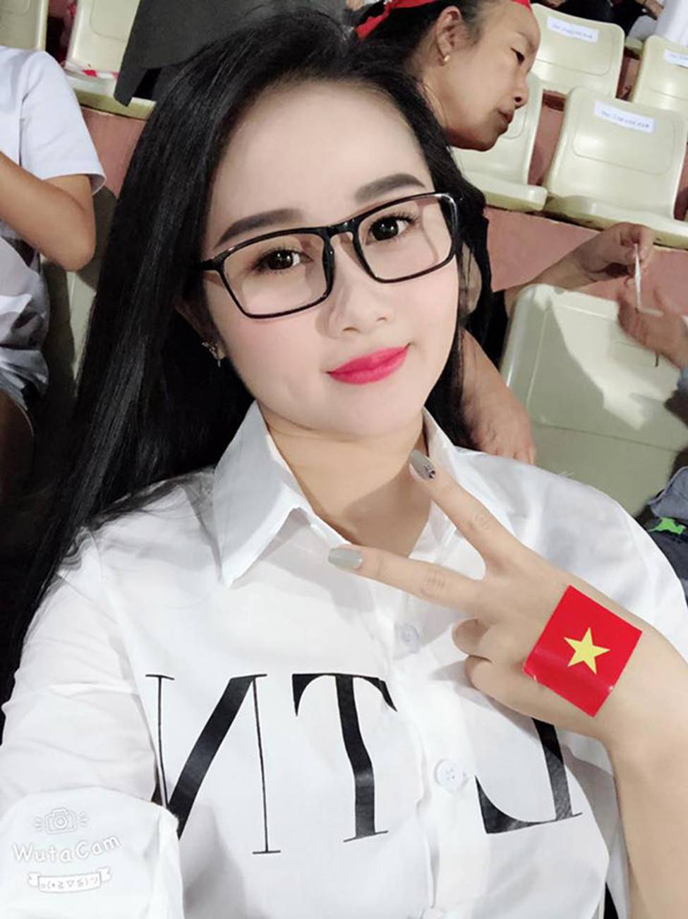 Nửa kia xinh đẹp của 3 chiến binh ghi bàn trận Việt Nam-Campuchia-4