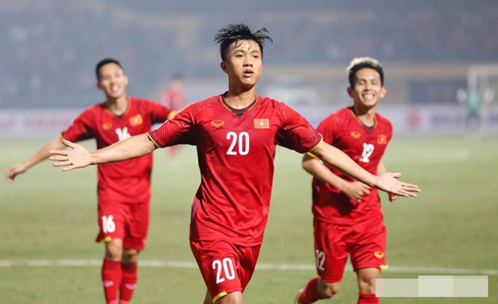 Nửa kia xinh đẹp của 3 chiến binh ghi bàn trận Việt Nam-Campuchia-15