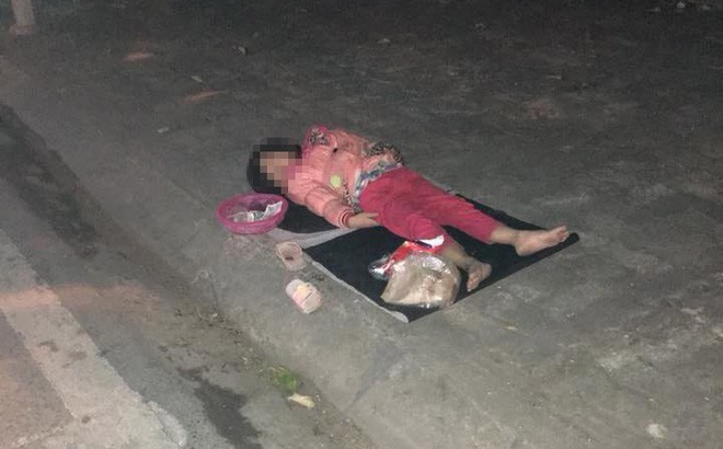 Xúc động hình ảnh bé gái ăn xin nằm ngủ trên vỉa hè giữa đêm lạnh-1