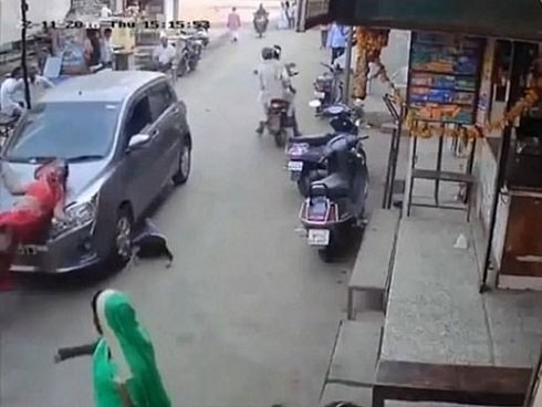 Bị xe tông thẳng vào người, hai mẹ con thoát chết kỳ diệu