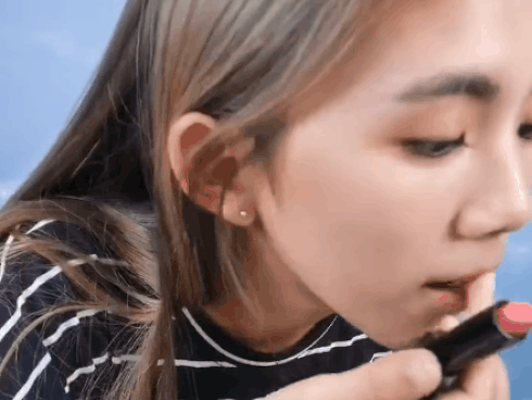 Để son tươi tắn bền màu cả ngày, nàng công sở chỉ cần dùng thêm thứ đồ