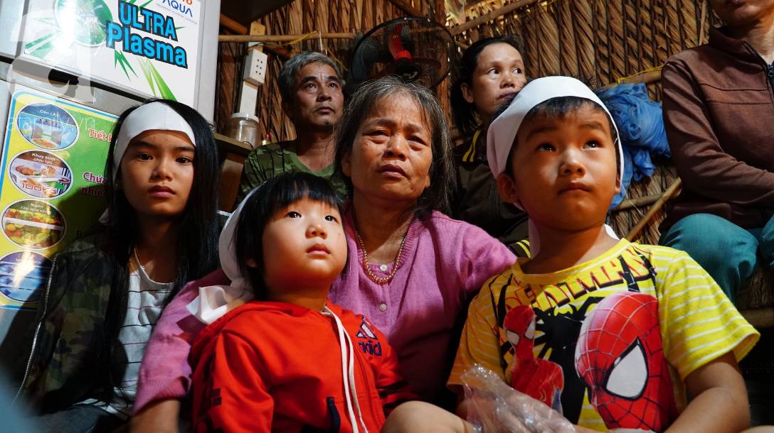 Bố chết đuối khi cứu vườn rau trong bão, 3 đứa trẻ ngây ngô hỏi sao bố ngủ lâu quá không dậy hả mẹ?-4
