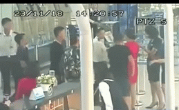 Yêu cầu lý giải thái độ đứng làm cảnh của nhóm nhân viên an ninh khi nhân viên VietJet bị đạp ngã-1