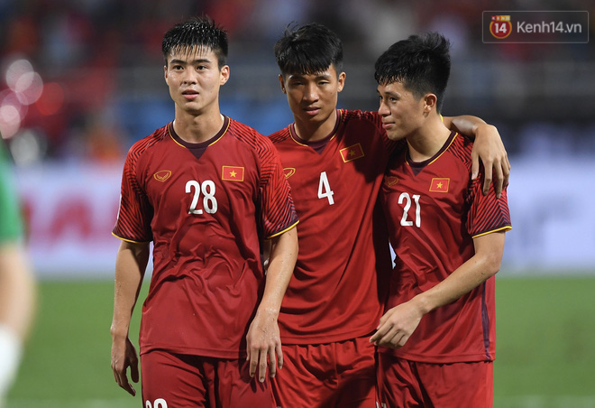 Quang Hải cùng toàn bộ hàng phòng ngự Việt Nam vắng mặt đầy khó hiểu trong đội hình tiêu biểu vòng bảng AFF Cup-1