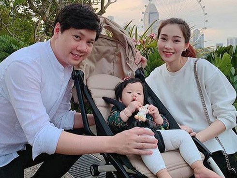 Người hâm mộ HH Đặng Thu Thảo cuối cùng cũng được thỏa lòng ngắm cả gia đình thần tiên tỉ tỉ trong một khung hình