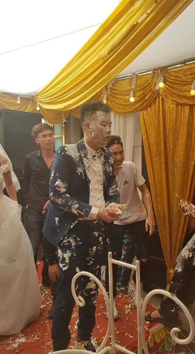 Cô dâu buồn thiu, chú rể thất thần sau khi bị hội bạn thân úp nguyên cái bánh gato cưới vào người-4