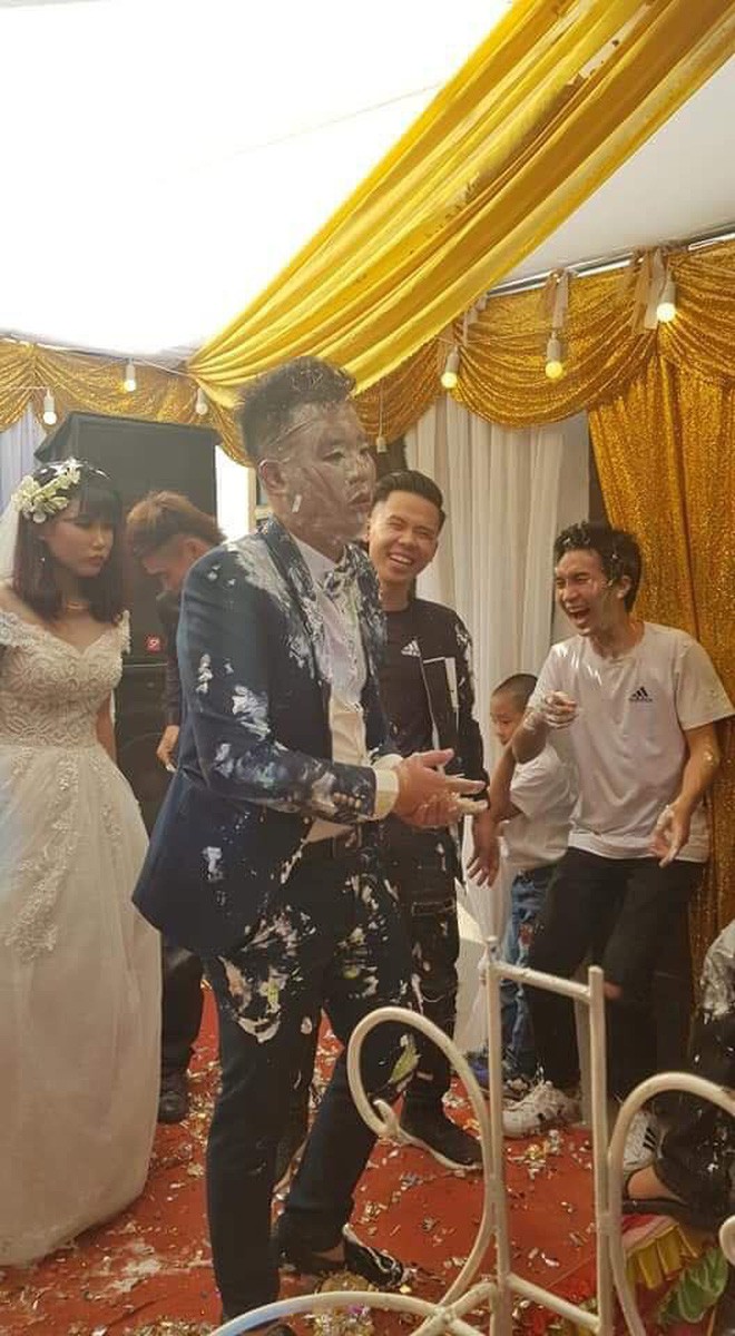 Cô dâu buồn thiu, chú rể thất thần sau khi bị hội bạn thân úp nguyên cái bánh gato cưới vào người-5