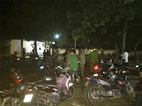 Cha đâm chết con, gia đình kéo người đến bệnh viện đòi xác-1