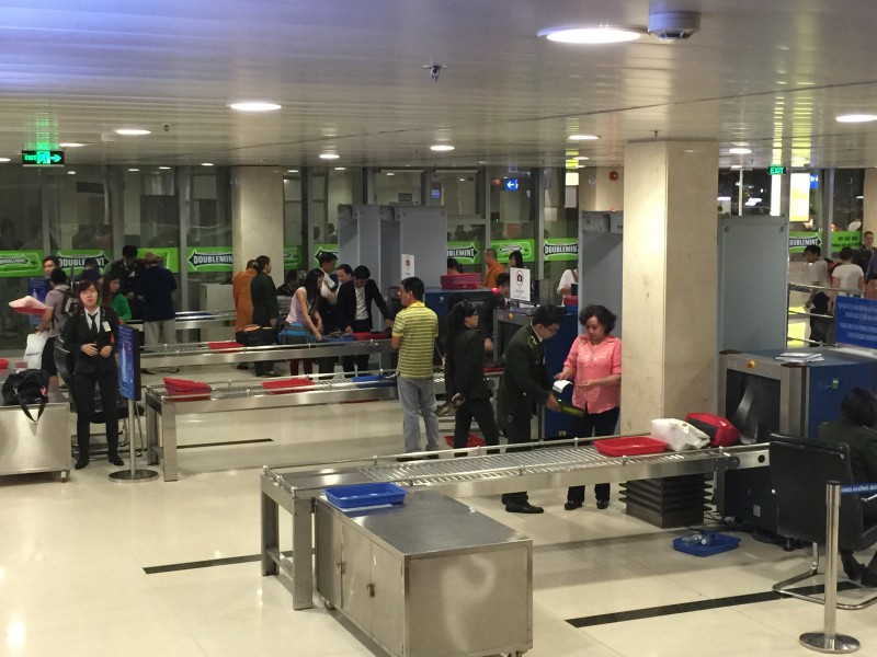 Vô tư” dán ảnh vào chứng minh thư người khác để đi máy bay-1