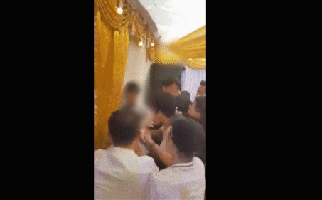 Cô dâu buồn thiu, chú rể thất thần sau khi bị hội bạn thân úp nguyên cái bánh gato cưới vào người-1
