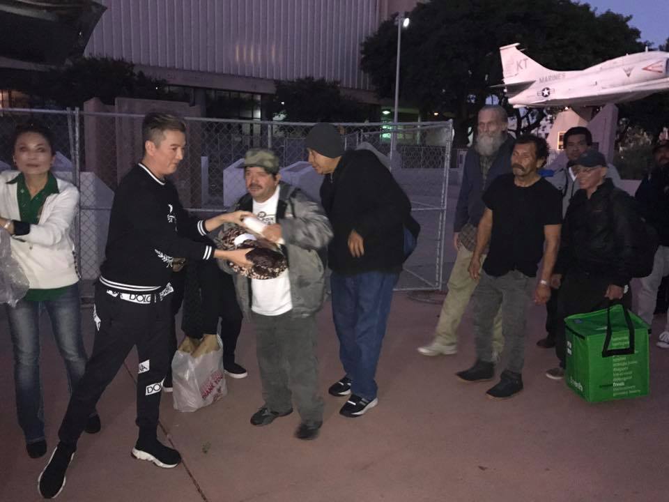 Đàm Vĩnh Hưng qua Mỹ phát quà từ thiện, fan tranh cãi nảy lửa-1