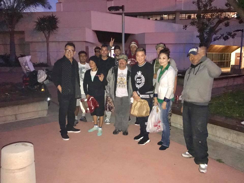 Đàm Vĩnh Hưng qua Mỹ phát quà từ thiện, fan tranh cãi nảy lửa-3