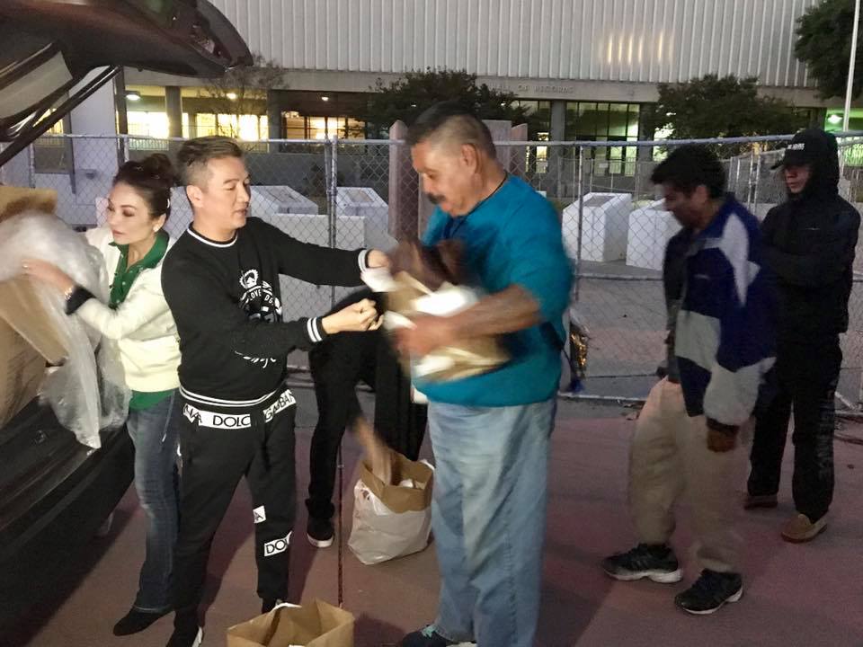 Đàm Vĩnh Hưng qua Mỹ phát quà từ thiện, fan tranh cãi nảy lửa-2