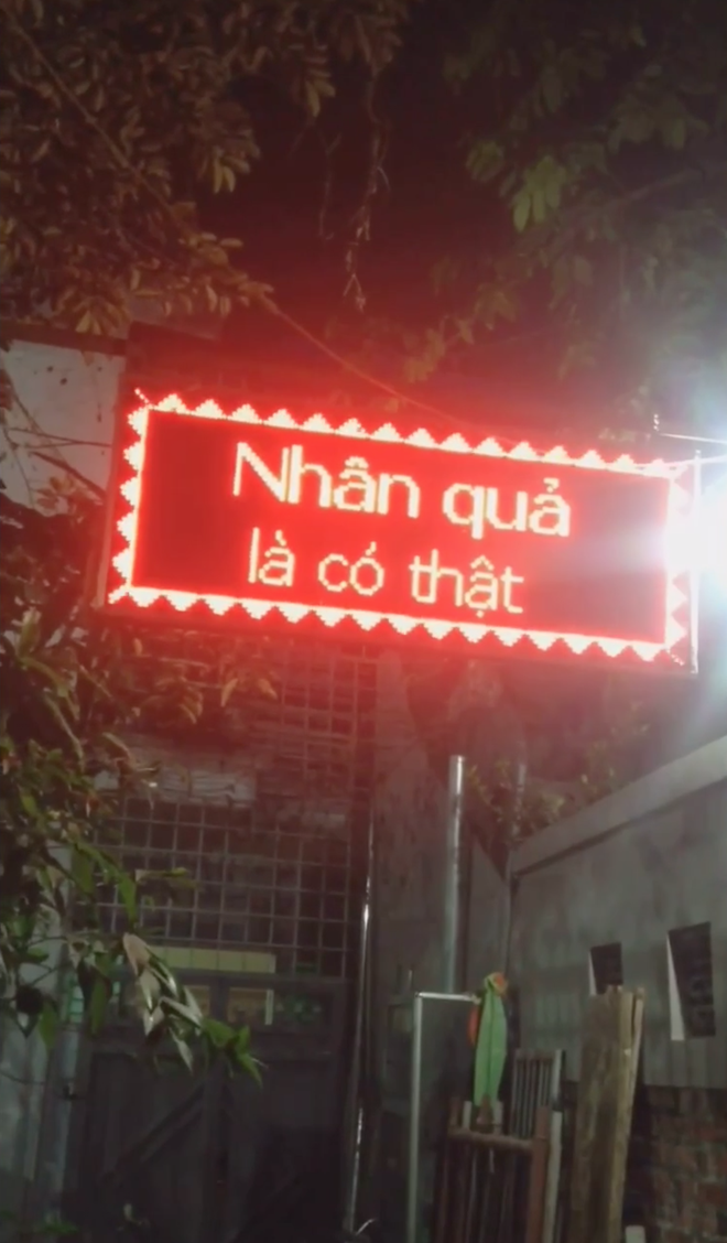 Chửi đổng 4.0: Cay cú vì chó nhà trúng bả chết, gia chủ đầu tư hẳn bảng led để khẩu nghiệp với láng giềng-2