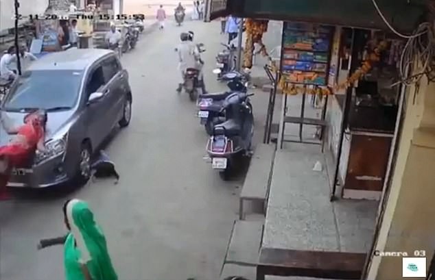 Mẹ dắt con thong dong giữa phố thì tai họa ập đến, kết cục khiến mọi người tin rằng thần chết ngủ quên là có thật-3